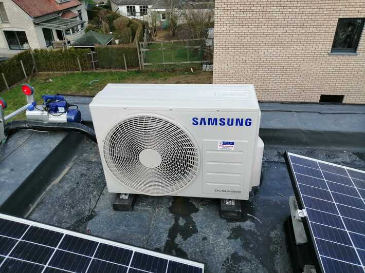 Realisatie Samsung multisplit aircowarmtepomp met 2 binnenunits wind free Comfort + vloermodel te Roosdaal