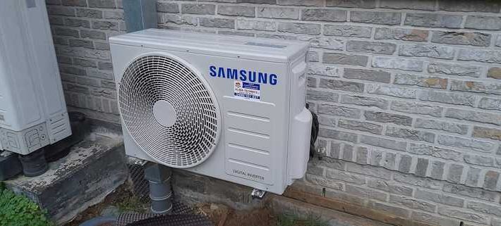 Realisatie Samsung multisplit aircowarmtepomp met 2 vloermodellen + 1 binnenunit Wind Free Elite te Sint-Lievens-Houtem