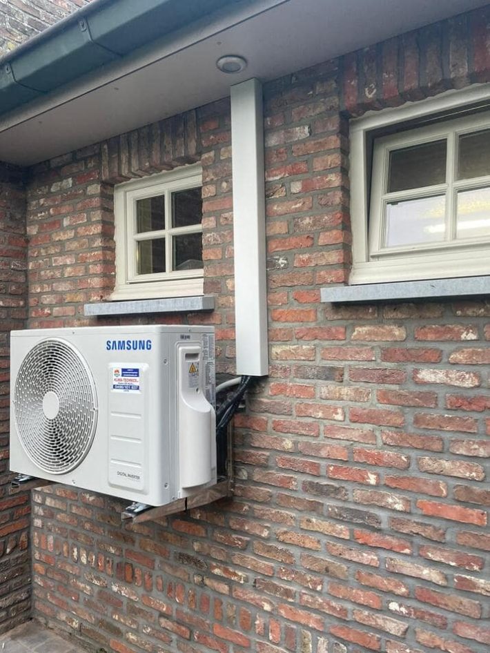 Realisatie Samsung single split aircowarmtepomp AC026 vloermodel CS026SU 2,6kw te Wachtebeke