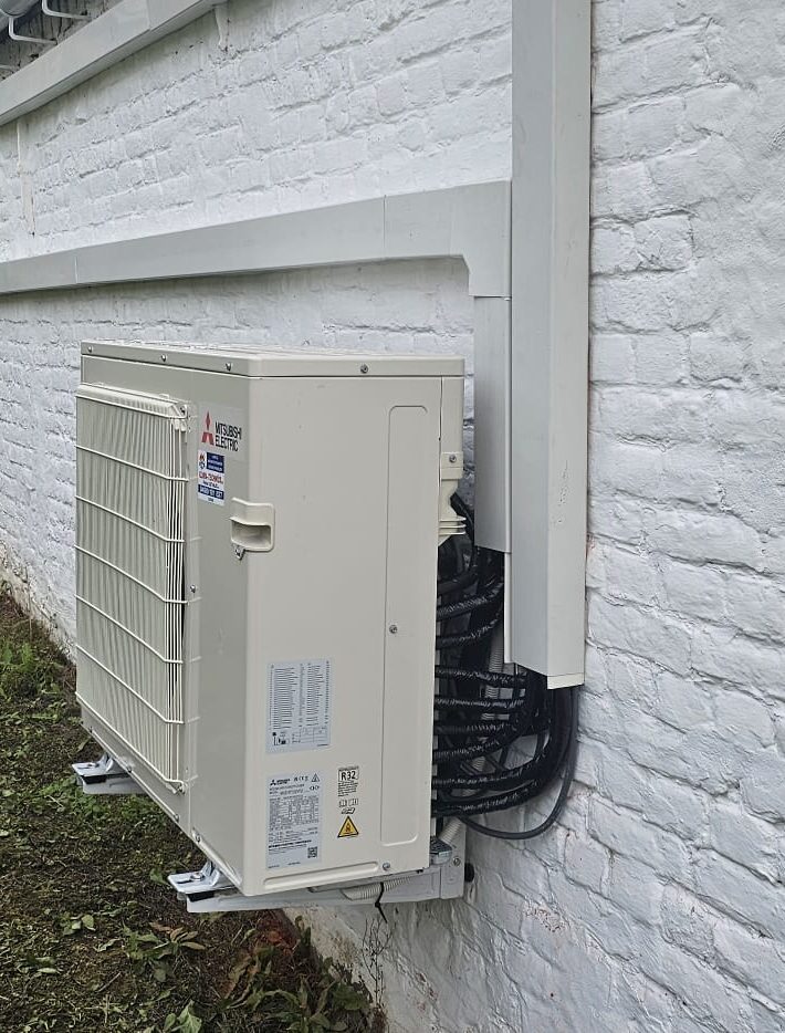 Realisatie Mitsubishi multisplit aircowarmtepomp met 5 binnenunits te Brakel (8)
