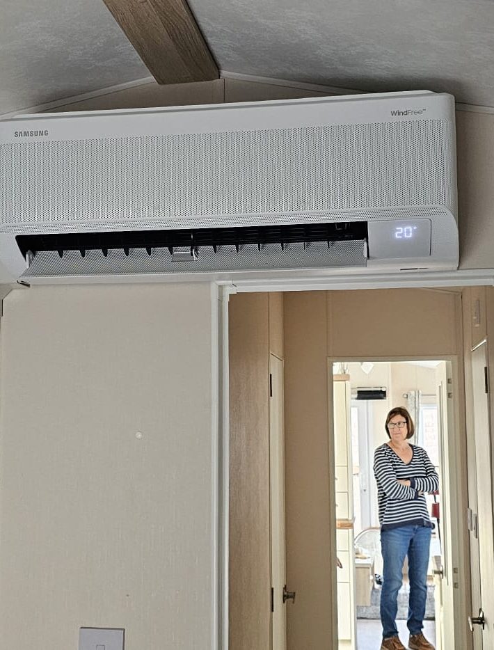 Realisatie Samsung multisplit aircowarmtepomp met 2 binnenunits Wind Free Comfort te De Haan Realisatie Samsung multisplit aircowarmtepomp met 2 binnenunits Wind Free Comfort te De Haan