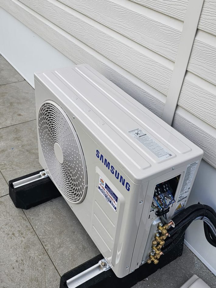 Realisatie Samsung multisplit aircowarmtepomp met 2 binnenunits Wind Free Comfort te De Haan Realisatie Samsung multisplit aircowarmtepomp met 2 binnenunits Wind Free Comfort te De Haan